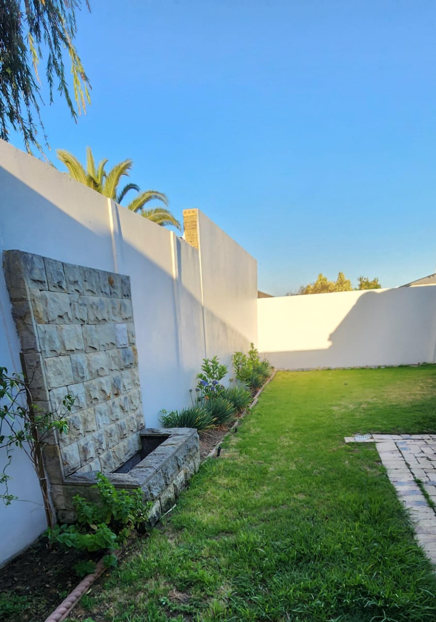 To Let 3 Bedroom Property for Rent in Uitzicht Western Cape